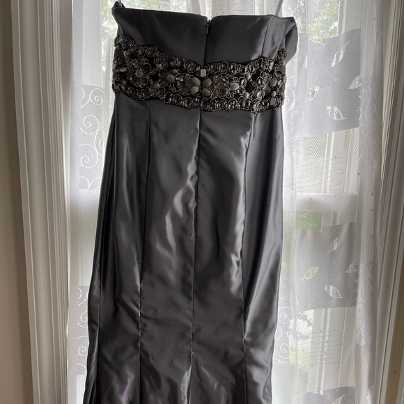 Love Gown mermaid style, worn once—- Needs to be dry cleaned to remove stain - Picture 8 of 10